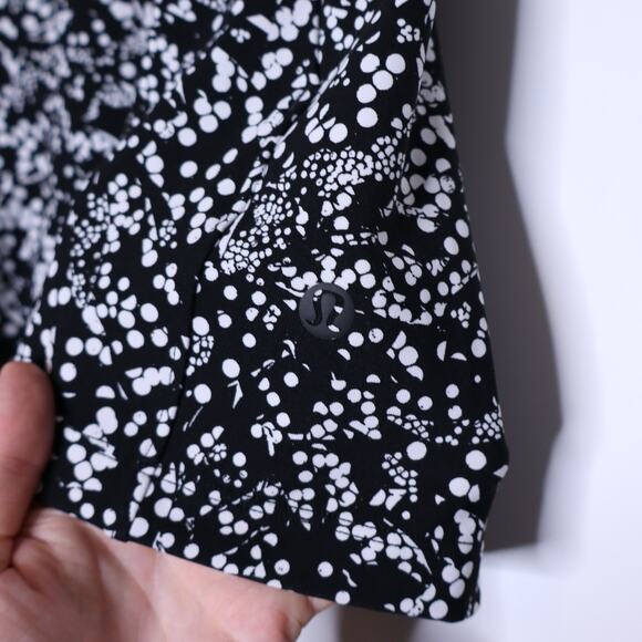 LULULEMON On The Fly Short 2.5" Chirasu Black Medium Rise Casual Women's 6 - Picture 3 of 9